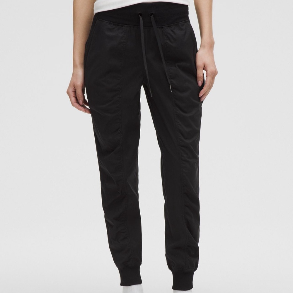 Lululemon size 4 women’s studio mid rise, joggers black